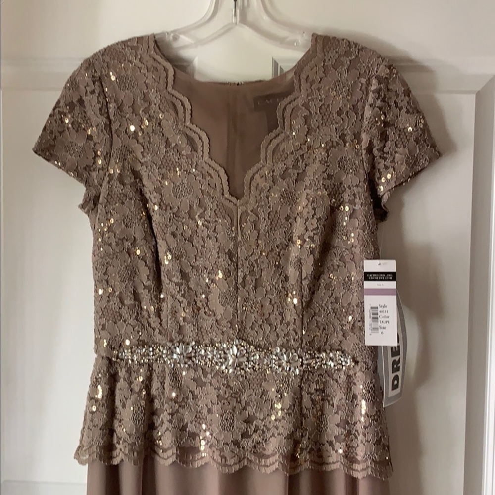 Cachet Women’s Short Sleeve Lace Gown